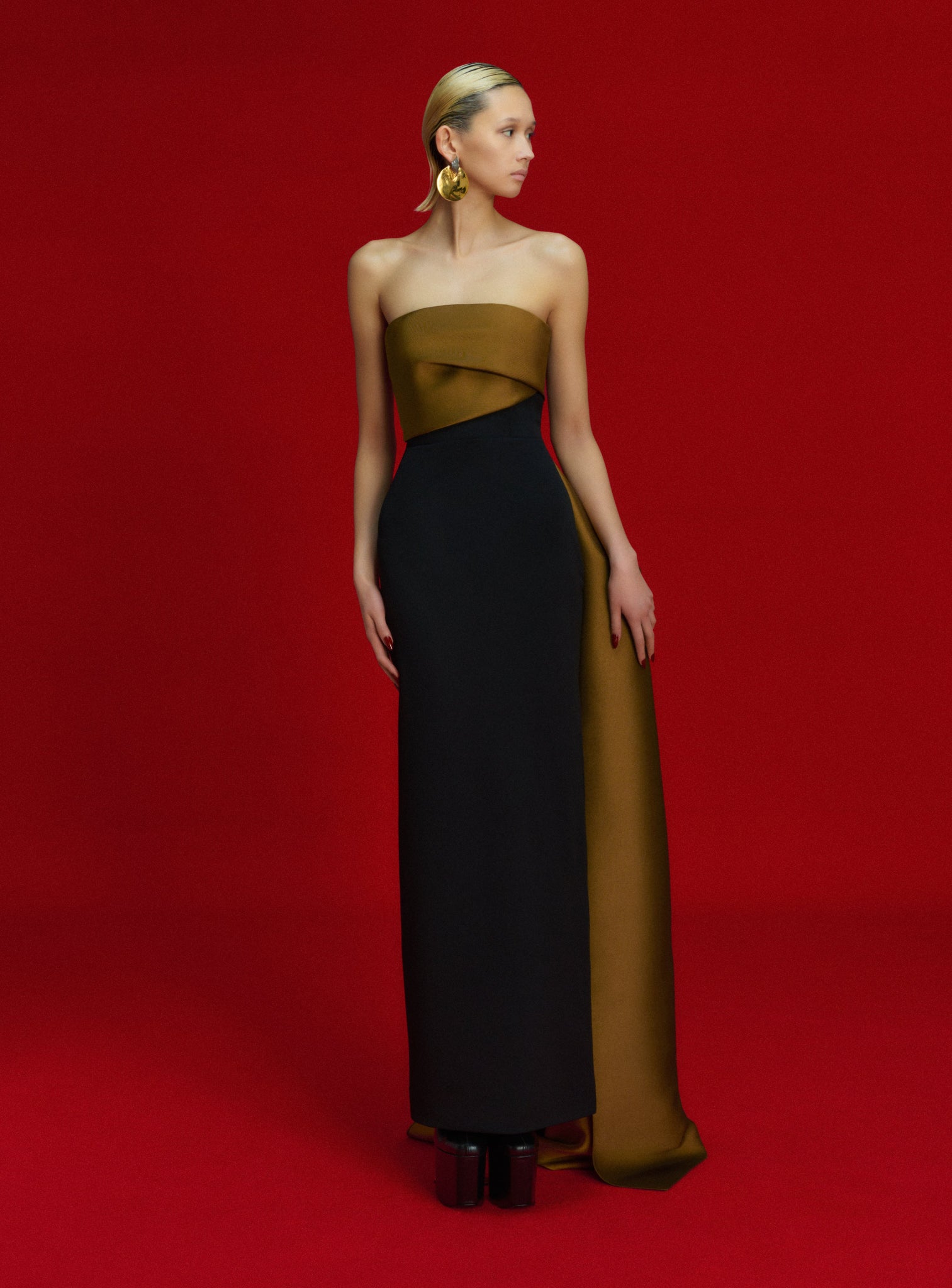 The Kinsley Maxi Dress in Gold and Black